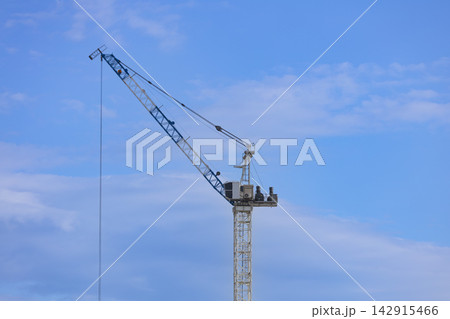 A large and high crane at a construction site in Western Sydney 142915466