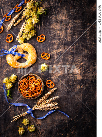 Oktoberfest background with brezel, hops and malt 142916846