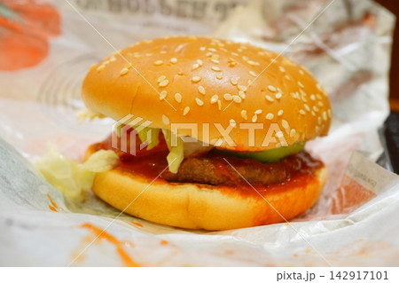 ごま付きバンズにビーフパティと野菜を挟んだボリューム満点のハンバーガー ごま付きバンズにビーフパティと野菜を挟んだボリューム満点のハンバーガー 142917101