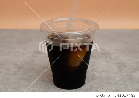 プラスチックカップに入っているアイスコーヒー 142917483