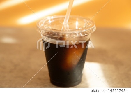 プラスチックカップに入っているブラックコーヒー ストローが刺さっている プラスチックカップに入っているブラックコーヒー ストローが刺さっている 142917484