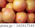 たくさんの赤いグレープフルーツ 142917549