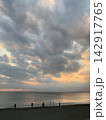 夕焼けに染まる江の島の海岸 142917765