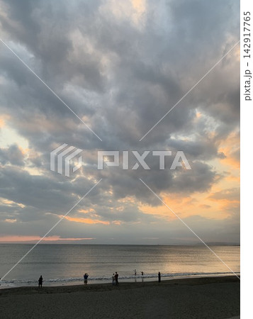 夕焼けに染まる江の島の海岸 142917765
