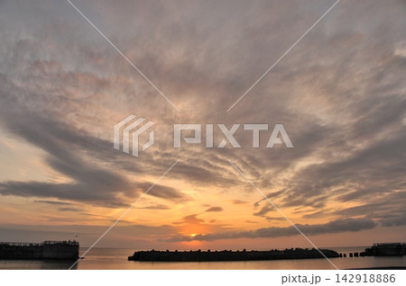 空いっぱいに広がる夕焼け雲と日本海 北海道の海岸風景 空いっぱいに広がる夕焼け雲と日本海 北海道の海岸風景 142918886