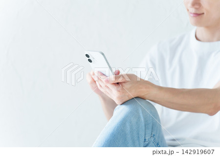 スマートフォンを使う若い男性 スマートフォンを使う若い男性 142919607