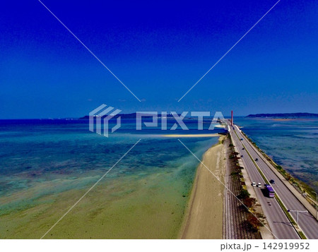 上空から眺めた「海中道路」〜ドローンで空撮(沖縄県うるま市) 上空から眺めた「海中道路」〜ドローンで空撮(沖縄県うるま市) 142919952