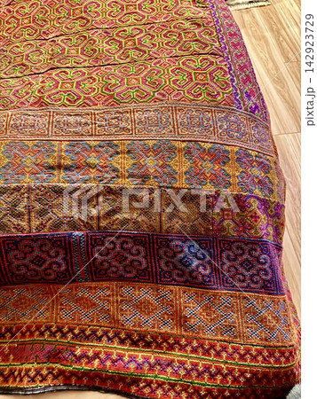 写真素材: エスニックの全面刺繍カバー 写真素材: エスニックの全面刺繍カバー 142923729