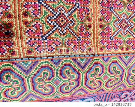 写真素材: エスニックの全面刺繍カバー 写真素材: エスニックの全面刺繍カバー 142923733