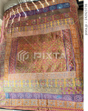 写真素材: エスニックの全面刺繍カバー 142923736