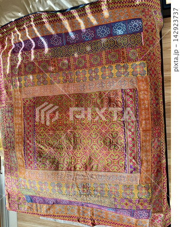 写真素材: エスニックの全面刺繍カバー 142923737
