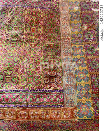 写真素材: エスニックの全面刺繍カバー 142923738