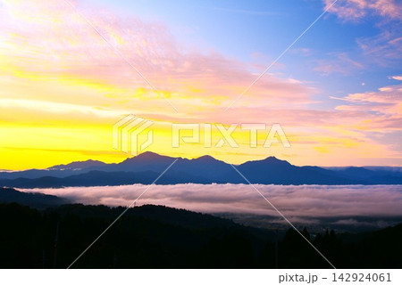 雲海朝焼けの越後川口木沢里山・越後三山夜明け 雲海朝焼けの越後川口木沢里山・越後三山夜明け 142924061