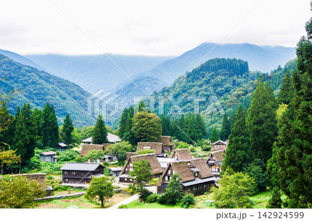 富山県南砺市の五箇山集落 富山県南砺市の五箇山集落 142924599