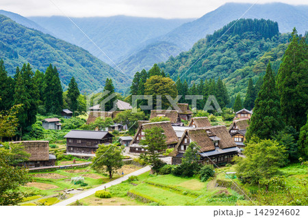 富山県南砺市の五箇山集落 富山県南砺市の五箇山集落 142924602