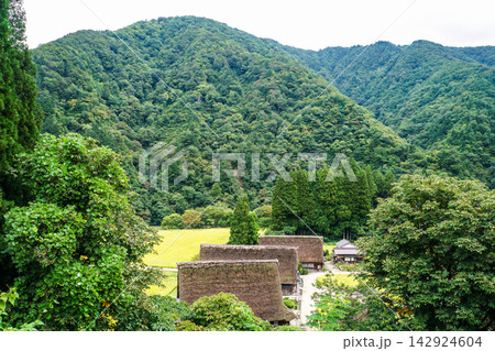 富山県南砺市の五箇山集落 142924604