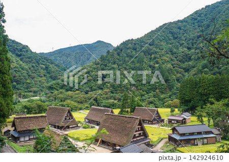 富山県南砺市の五箇山集落 142924610