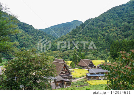 富山県南砺市の五箇山集落 富山県南砺市の五箇山集落 142924611