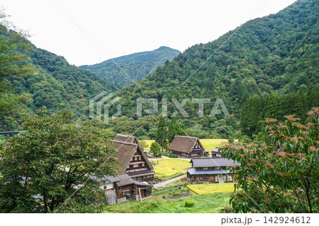 富山県南砺市の五箇山集落 富山県南砺市の五箇山集落 142924612