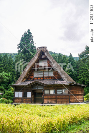富山県南砺市の五箇山集落 富山県南砺市の五箇山集落 142924618