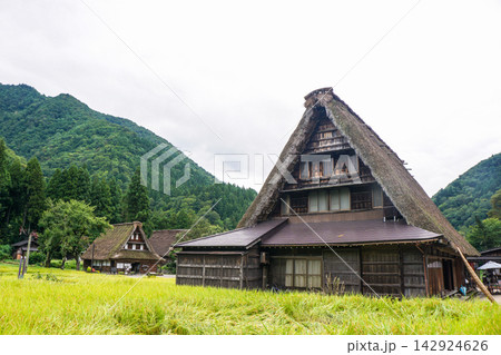 富山県南砺市の五箇山集落 富山県南砺市の五箇山集落 142924626