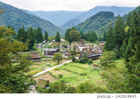 富山県南砺市の五箇山集落 富山県南砺市の五箇山集落 142924643