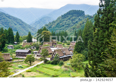 富山県南砺市の五箇山集落 富山県南砺市の五箇山集落 142924657