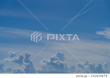 夏雲と飛行機雲 142924679