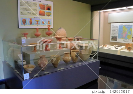 弥生土器の展示（大分市歴史資料館） 142925017