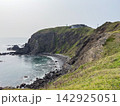 北海道の襟裳岬（えりもみさき）の荒々しい崖 142925051