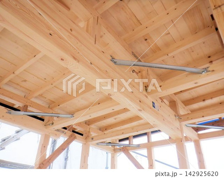 木造住宅の上棟後に見える梁と火打ち金物の構造 木造住宅の上棟後に見える梁と火打ち金物の構造 142925620