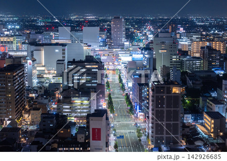 高崎駅周辺に広がる市街地と高層ビルの都市夜景 高崎駅周辺に広がる市街地と高層ビルの都市夜景 142926685