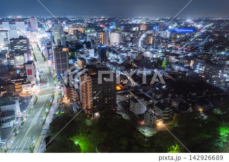 高崎駅周辺に広がる市街地と高層ビルの都市夜景 142926689