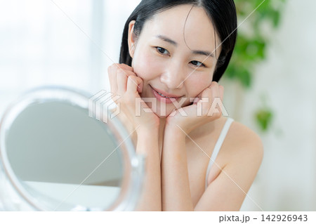 スキンケアをする女性 スキンケアをする女性 142926943