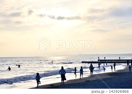 夕方の鵠沼海岸で遊ぶ人々 夕方の鵠沼海岸で遊ぶ人々 142926968