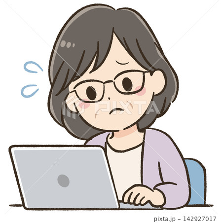 60代女性の日常生活・コミュニケーション素材　ノートPCを見ながら忙しい 142927017