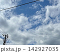 電線と秋の空と雲 142927035