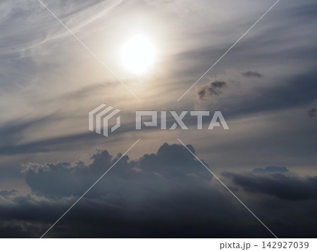 太陽と夕焼雲の風景 太陽と夕焼雲の風景 142927039