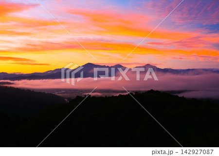越後川口里山からの雲海朝焼けの越後三山夜明け 越後川口里山からの雲海朝焼けの越後三山夜明け 142927087