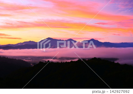 越後川口里山からの雲海朝焼けの越後三山夜明け 越後川口里山からの雲海朝焼けの越後三山夜明け 142927092