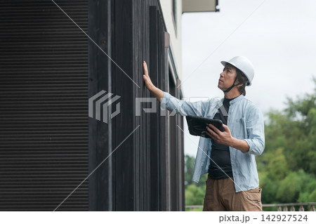 外壁の点検をする現場監督 142927524