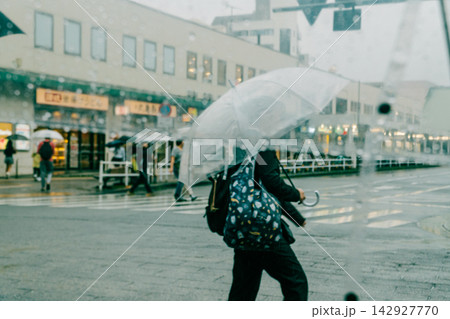 雨の日、ビニールの傘越しに見る駅前ロータリー 雨の日、ビニールの傘越しに見る駅前ロータリー 142927770