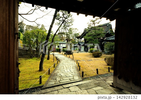 京都府 大谷祖廟 北門から見た総門 (表唐門) 京都市東山区円山町 2022年 3月 京都府 大谷祖廟 北門から見た総門 (表唐門) 京都市東山区円山町 2022年 3月 142928132