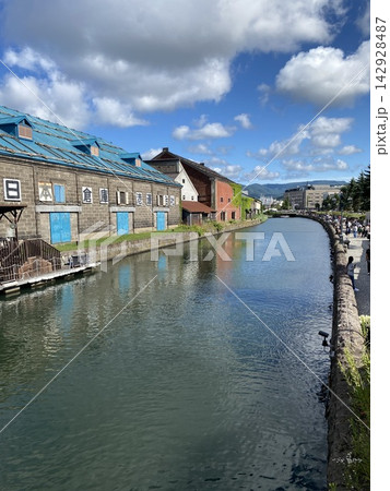 北海道小樽市の小樽運河と石造倉庫群 北海道小樽市の小樽運河と石造倉庫群 142928487