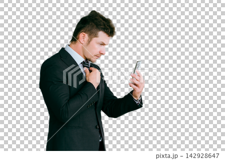 スマートフォンのカメラで身だしなみを整える外国人ビジネスマン(商社,貿易,グローバル,通訳,翻訳) スマートフォンのカメラで身だしなみを整える外国人ビジネスマン(商社,貿易,グローバル,通訳,翻訳) 142928647