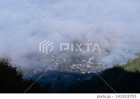 【雲海素材】長峰山から見る秋の冠雪した北アルプスと雲海【長野県】 142928703