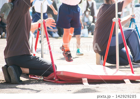 運動会で走る園児の素材画像 142929285