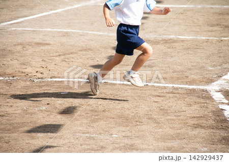 運動会で走る園児 運動会で走る園児 142929437