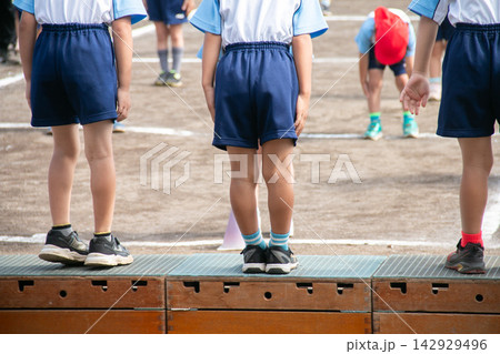 運動会で発表する園児 142929496