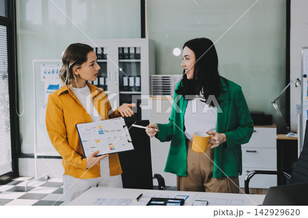 team of UI UX web designer are working together to develop mobile responsive websites with UI UX front end designer previews team of UI UX web designer are working together to develop mobile responsive websites with UI UX front end designer previews 142929620